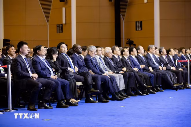 Thủ tướng Phạm Minh Chính và các đại biểu tham dự Phiên khai mạc Hội nghị thường niên các nhà tiên phong lần thứ 16 của Diễn đàn Kinh tế Thế giới (WEF 16 Thiên Tân 2025). (Ảnh: Dương Giang/TTXVN)