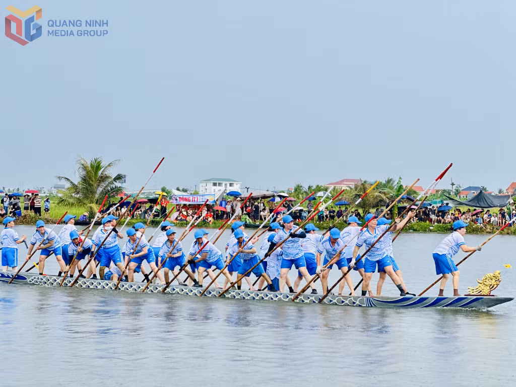 Đội bơi sào nữ của phường Phong Hải.