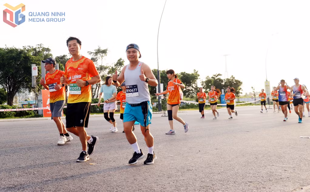 Runner trẻ giữ nhịp độ, sức bền dồn sức về đích cự ly 42km trên đường kỳ quan.
