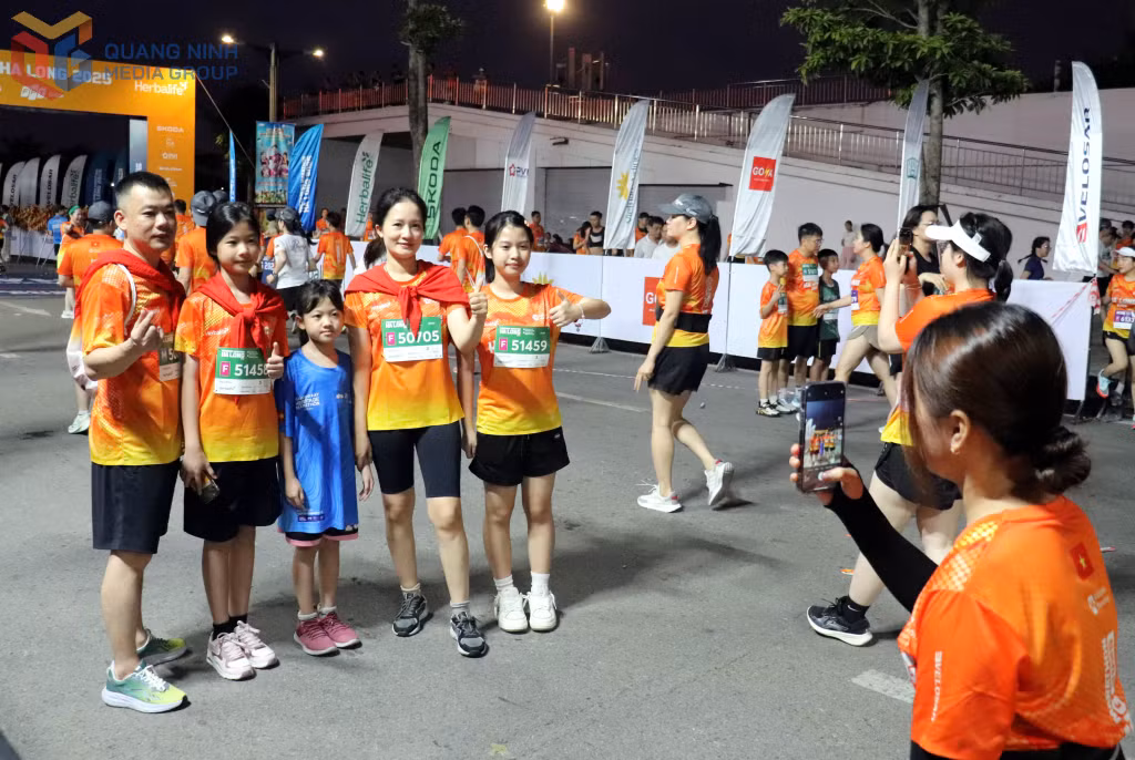 Các runner không quên tranh thủ chụp ảnh lưu niệm cùng gia đình.