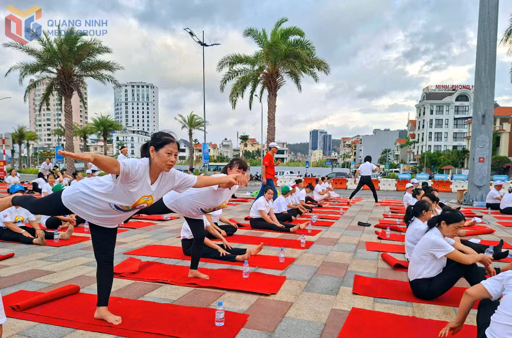Trước đó, để chuẩn bị cho sự kiện lớn này, các yogi đã có mặt từ sớm, tranh thủ, khởi động, luyện tập làm nóng, sẵn sàng cho buổi lễ.