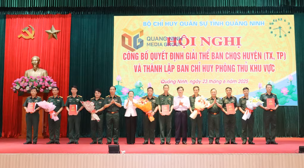 Các đồng chí lãnh đạo tỉnh, Đảng uỷ, Bộ CHQS tỉnh trao các quyết định và tặng hoa chúc mừng các đơn vị, tháng 6/2025.