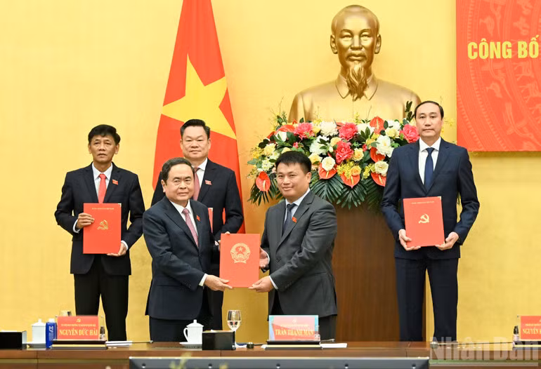 Bí thư Đảng ủy Quốc hội, Chủ tịch Quốc hội Trần Thanh Mẫn trao Quyết định cho đồng chí Đặng Ngọc Huy. (Ảnh: DUY LINH)