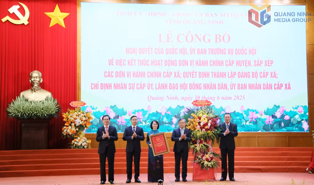 Đồng chí Đoàn Hồng Phong, Ủy viên Trung ương Đảng, Bí thư Đảng ủy, Tổng Thanh tra Chính phủ trao Nghị quyết của Ủy ban Thường vụ Quốc hội về việc sắp xếp các đơn vị hành chính cấp xã của tỉnh Quảng Ninh năm 2025 và tặng hoa chúc mừng Đảng bộ tỉnh Quảng Ninh.