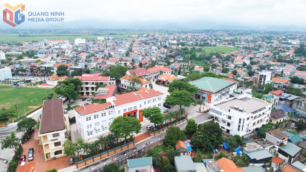 Hình ảnh Đông Triều đổi thay hôm nay với nhiều tuyến đường rộng mở, khu dân cư khang trang, đời sống nhân dân ngày càng nâng cao; các lĩnh vực kinh tế, văn hóa, giáo dục, y tế đều có bước phát triển vượt bậc, phản ánh diện mạo một đô thị năng động, hiện đại nhưng vẫn giữ gìn bản sắc truyền thống của vùng đất giàu truyền thống cách mạng và văn hóa.