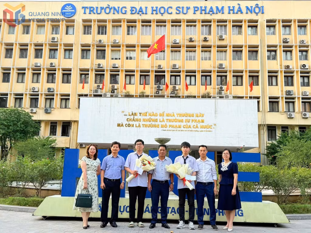 Các em Trịnh Việt Hoàng (thứ 3 từ trái sang), Ninh Quang Thắng (thứ 3 từ phải sang) chụp ảnh lưu niệm cùng lãnh đạo Sở GD&amp;ĐT và các thầy, cô.