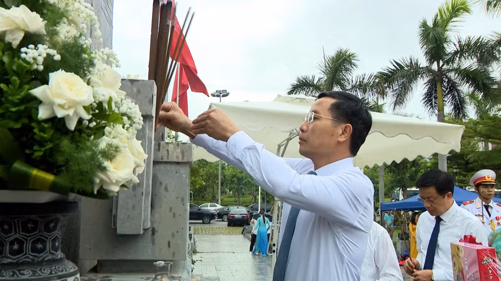 Đồng chí Phạm Đức Ấn, Phó Bí thư Tỉnh ủy, Chủ tịch UBND tỉnh Quảng Ninh, thực hiện nghi lễ dâng hương.