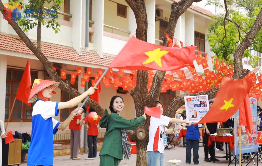 Đoàn trường Đại học Hạ Long tổ chức không gian “Trạm lịch sử - Gieo yêu thương - Bật tương lai”.
