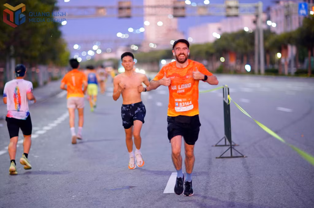 Runner quốc tế vui vẻ trên đường về đích.