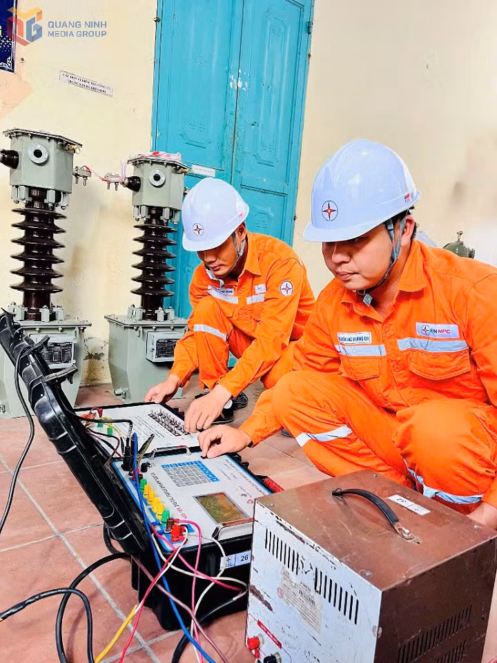 Công nhân Trung tâm Thí nghiệm điện Quảng Ninh thử nghiệm trạm biến áp khách hàng.