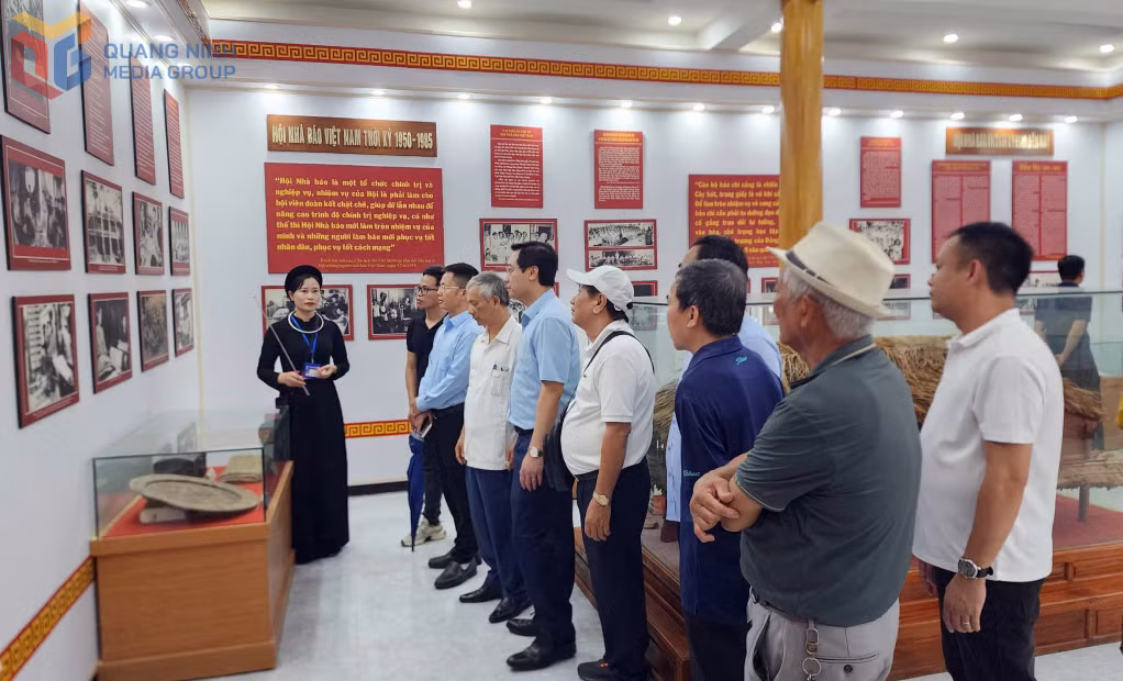 Đoàn đại biểu Hội Nhà báo tỉnh Quảng Ninh tổ chức hành trình về nguồn, tham quan các 