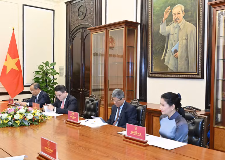 Các đại biểu dự điện đàm.