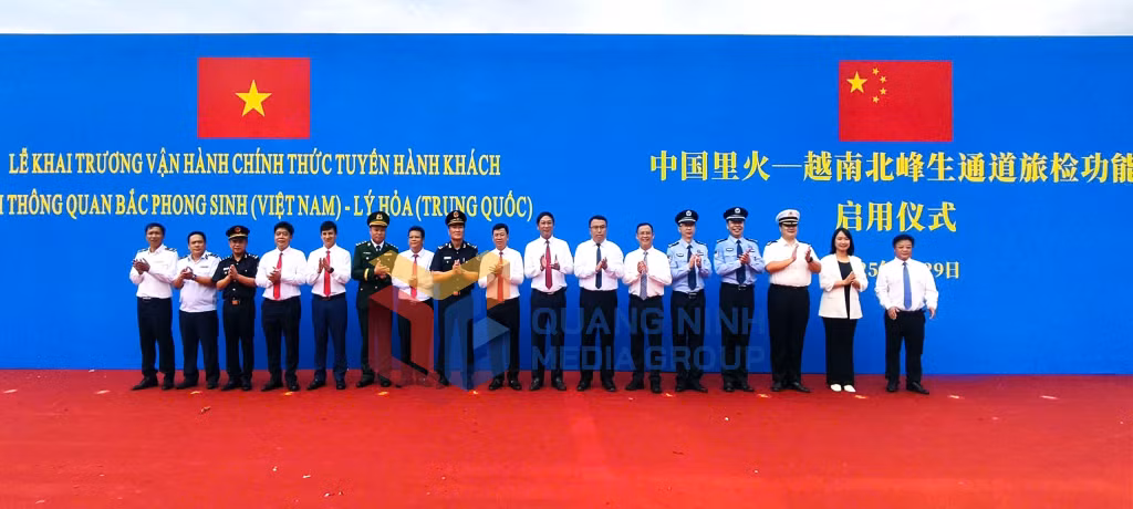 Đại biểu chính quyền hai địa phương tại Lễ vận hành chính thức tuyến hành khách xuất nhập cảnh Lối thông quan Bắc Phong Sinh (Việt Nam) - Lý Hỏa (Trung Quốc) (5-2025). Ảnh: Hoàng Nga