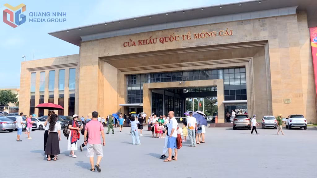Cửa khẩu Quốc tế Móng Cái nằm trên địa bàn phường Trần Phú hiện tại và phường Móng Cái 1 sau này, sẽ là một trong những trọng điểm phát triển kinh tế của địa bàn.
