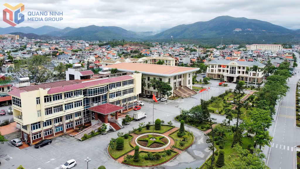 Trụ sở của phường Uông Bí được đặt tại khu vực Thành ủy, HĐND, UBND TP Uông Bí cũ.