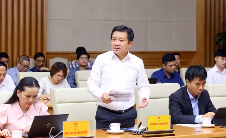 Đại diện VNPT giới thiệu hệ thống trợ lý ảo hỗ trợ dịch vụ công