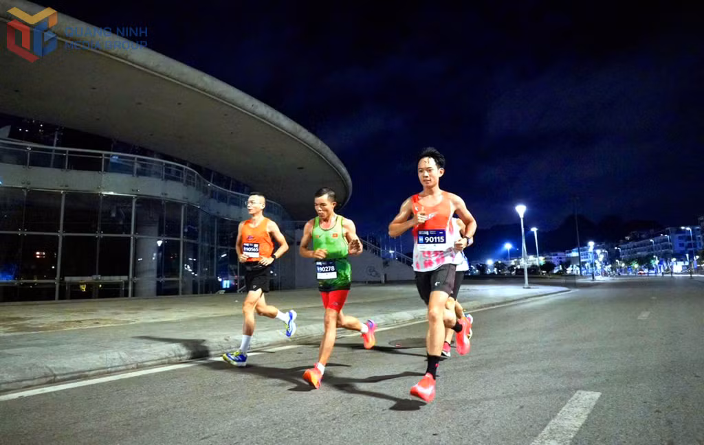 Các runner thi đấu ở cự ly dài 42 km trước đó đã tranh thủ trời mát chinh phục đường chạy Hạ Long.