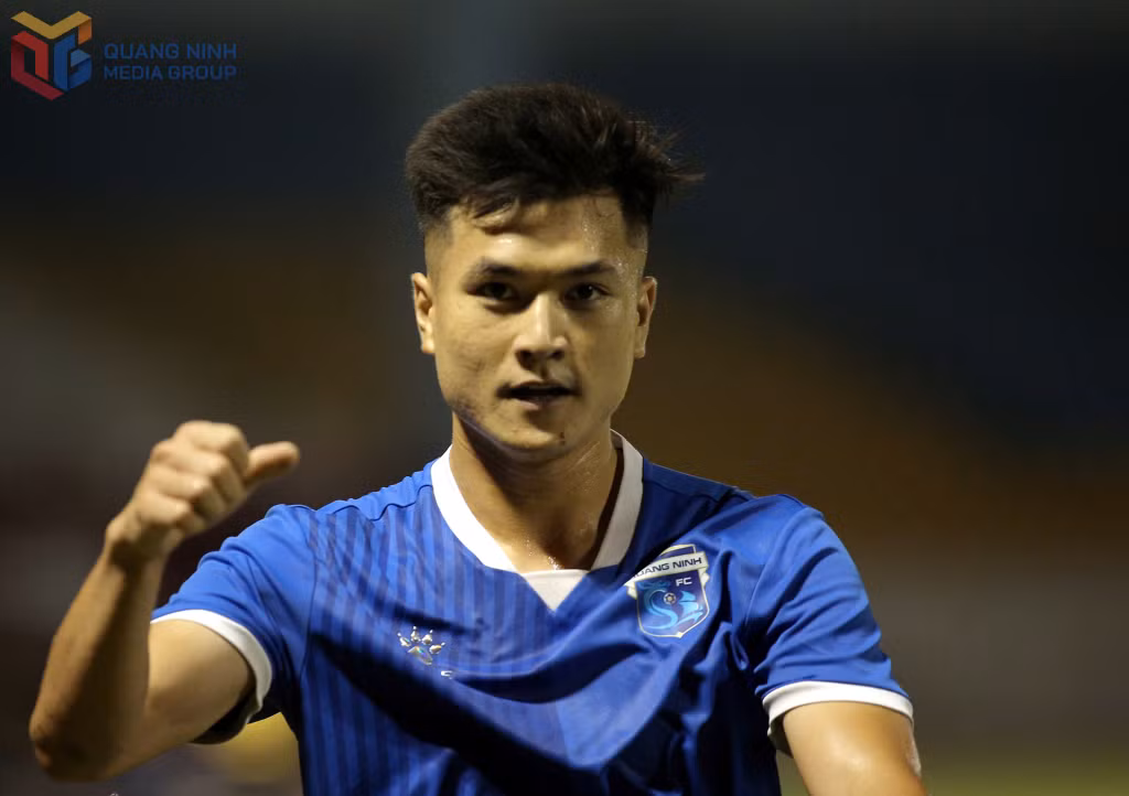 Văn Sơn tiếp tục thi đấu xuất sắc, mở tỷ số cho Quảng Ninh FC trong trận thủy chiến.