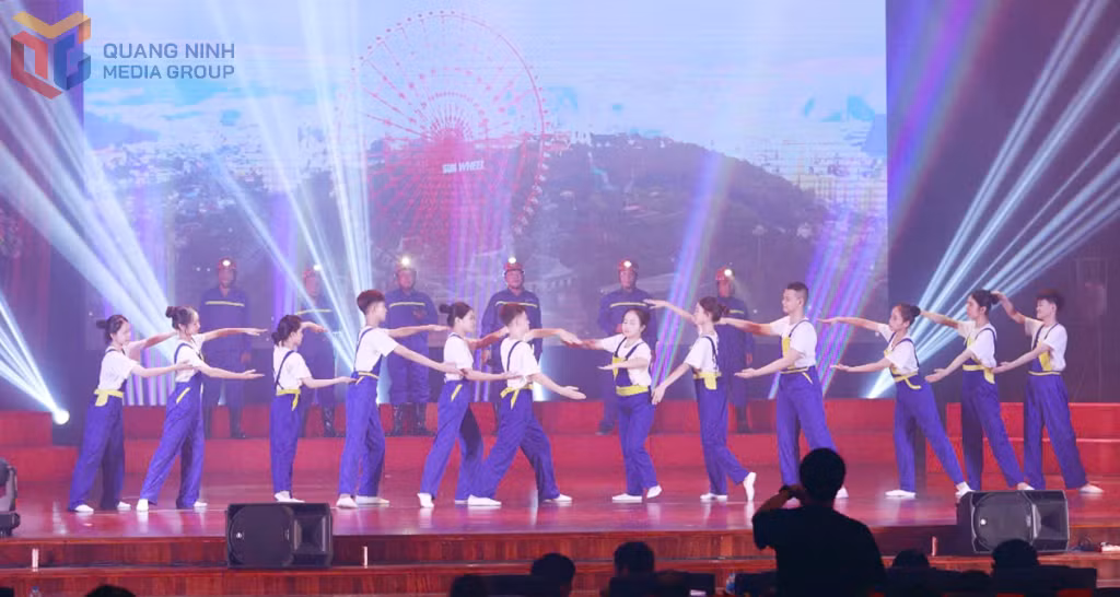 Nhóm học sinh khuyết tật trí tuệ, khiếm thính múa phụ họa cho bài hát 