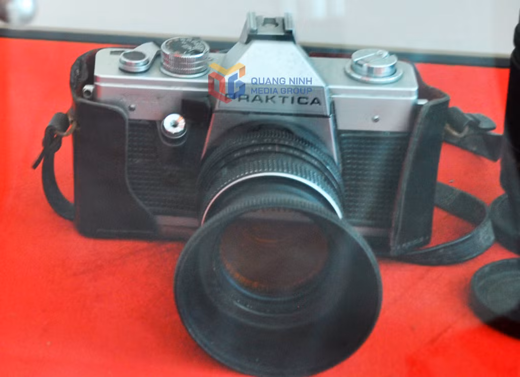 Chiếc máy ảnh Praktica mà nhà báo Nguyễn Công Vượng đã dùng để chụp bức ảnh An-vơ-rét, viên phi công Mỹ đầu tiên bị quân dân Quảng Ninh bắt sống trong Chiến thắng trận đầu ngày 5/8/1964.