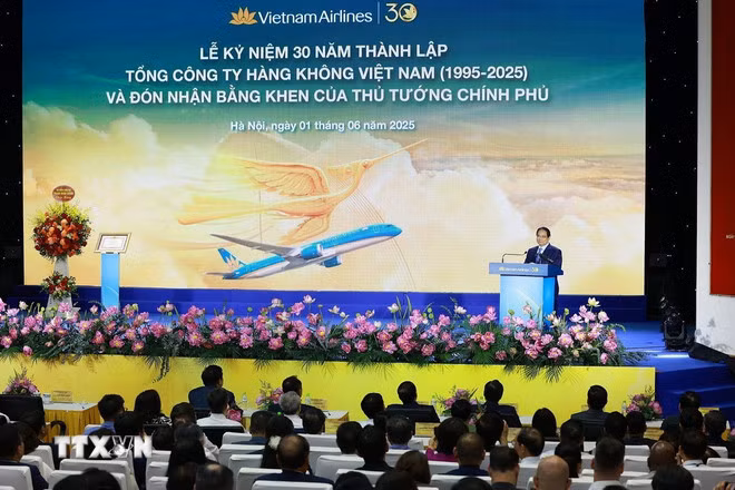 Thủ tướng Phạm Minh Chính phát biểu chúc mừng Tổng Công ty Hàng không Việt Nam. (Ảnh: Dương Giang/TTXVN)
