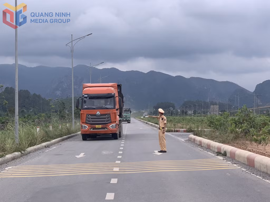 Đội CSGT đường bộ số 2, Phòng CSGT Công an tỉnh kiểm tra phương tiện vận tải lưu thông trên QL279 đoạn đi qua địa bàn xã Thống Nhất, TP Hạ Long.