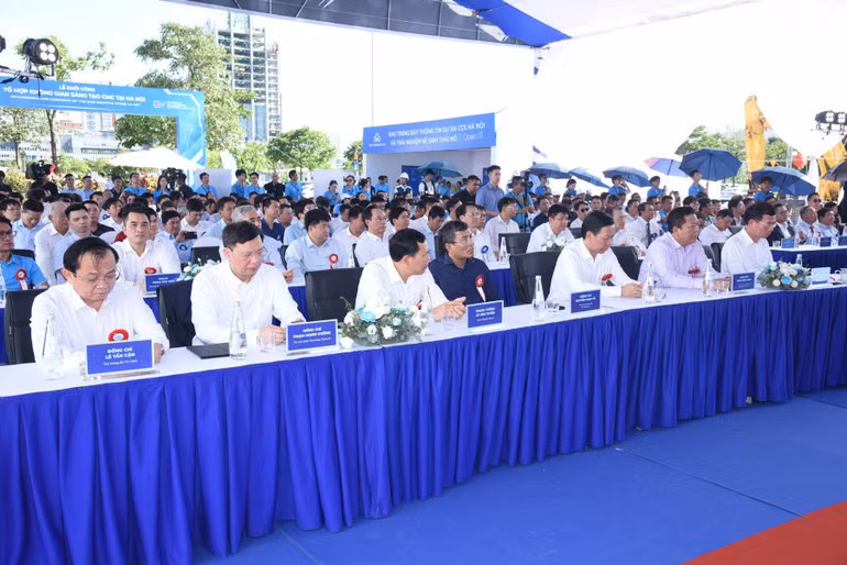 Các đồng chí lãnh đạo, đại biểu tham dự lễ khởi công (Ảnh: THANH GIANG).