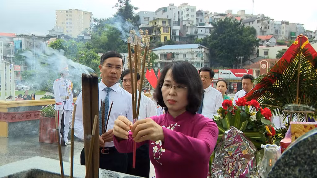 Đồng chí Trịnh Thị Minh Thanh, Phó Bí thư Thường trực Tỉnh ủy, Chủ tịch HĐND tỉnh, dâng hương tưởng niệm Chủ tịch Hồ Chí Minh và các Anh hùng liệt sĩ.