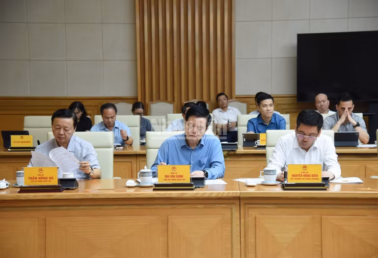 Các Phó Thủ tướng Chính phủ, lãnh đạo các bộ, ngành tham dự cuộc họp. (Ảnh: TRẦN HẢI)