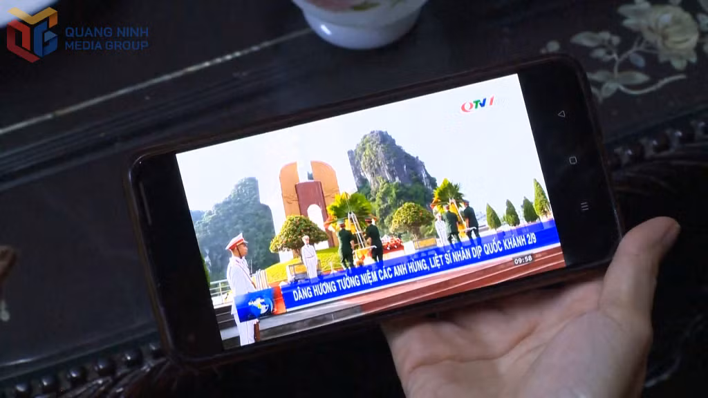 Người dân có thể dễ dàng theo dõi các bản tin truyền hình trực tiếp thông qua ứng dụng trên điện thoại thông minh.