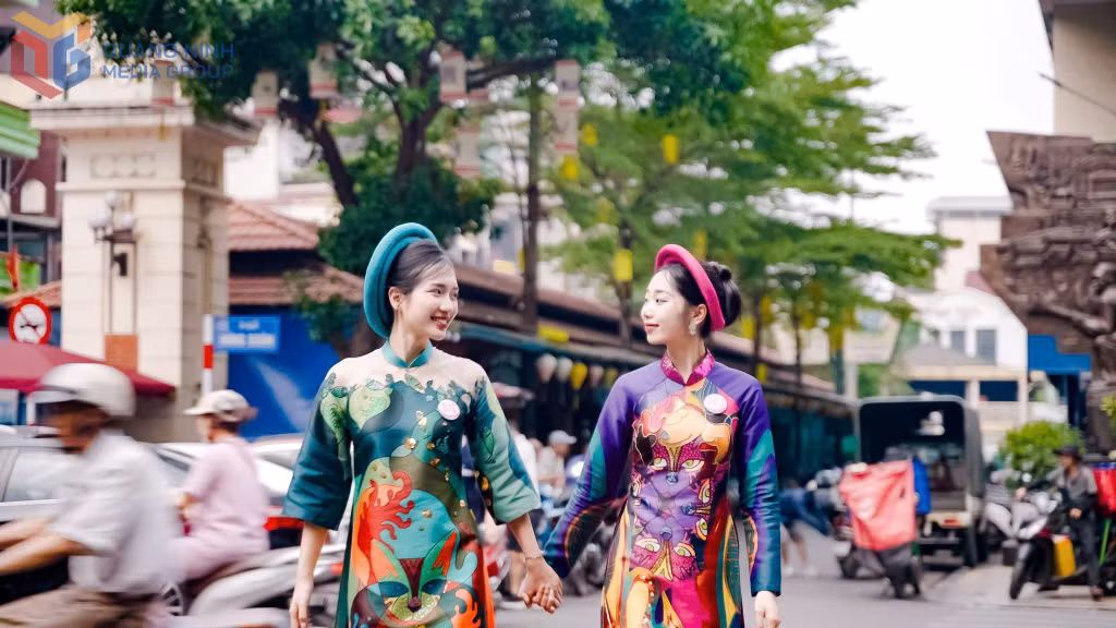 Giang Thanh mặc áo dài xuống phố.