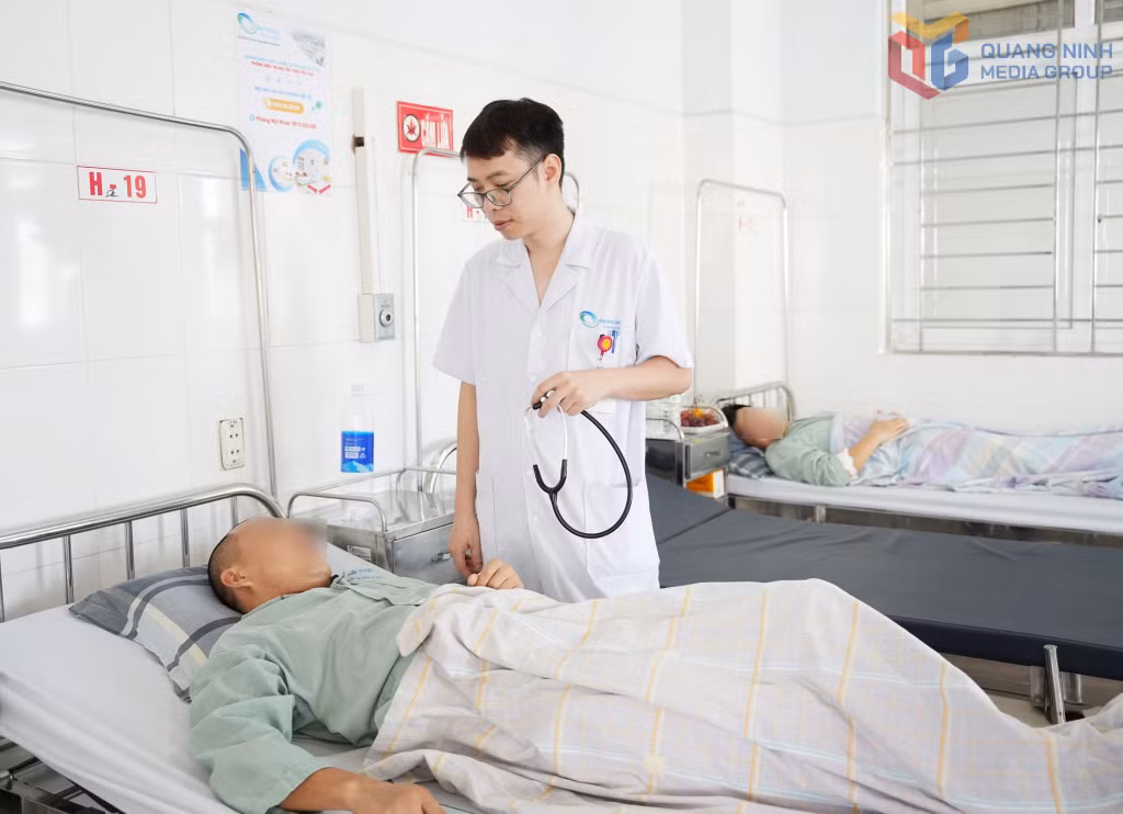 Bác sĩ Khoa Thận - Lọc máu (Bệnh viện Bãi Cháy) khám, điều trị cho bệnh nhân bị rối loạn điện giải, suy thận cấp do mất nước.