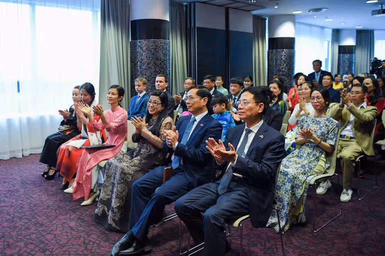 Các đại biểu, bà con cộng đồng người Việt Nam tham dự buổi gặp gỡ. (Ảnh: NGUYỄN HỒNG)