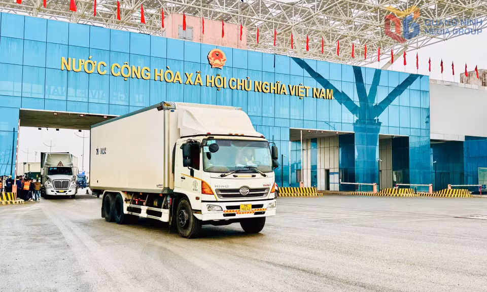 Kim ngạch xuất khẩu của doanh nghiệp trong tỉnh 5 tháng đạt trên 1,6 tỷ USD. (Trong ảnh: Hoạt động XNK tại Cửa khẩu cầu Bắc Luân II, TP Móng Cái). Ảnh: Mạnh Trường