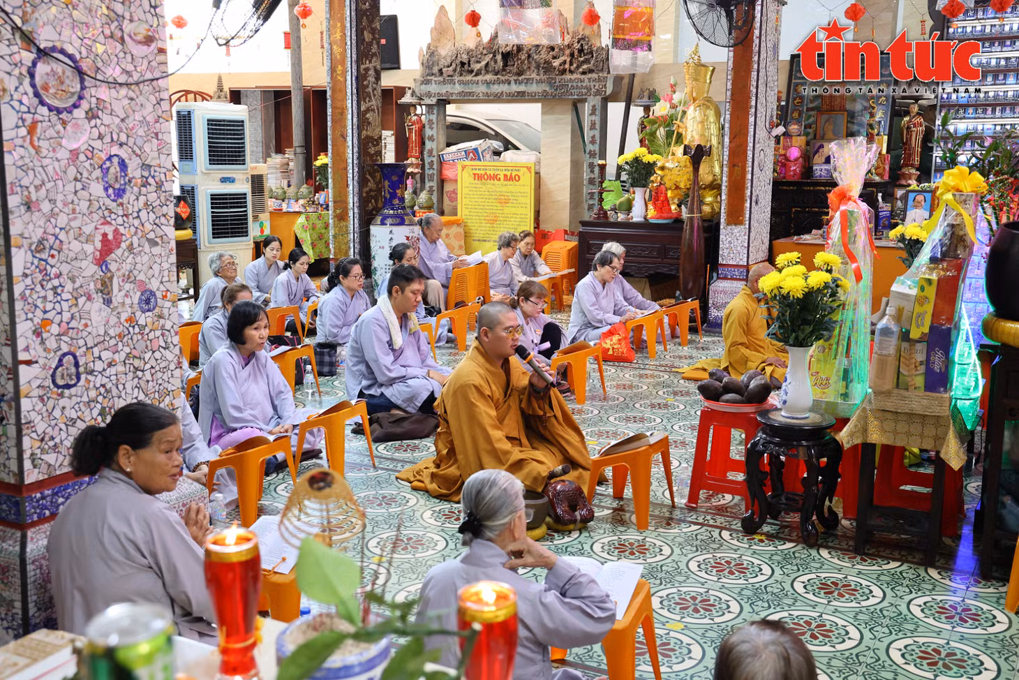 Không chỉ gây ấn tượng bởi kiến trúc độc đáo từ sành sứ, chùa An Phú còn là nơi lui tới thường xuyên của nhiều Phật tử để lễ bái và tìm sự an yên.