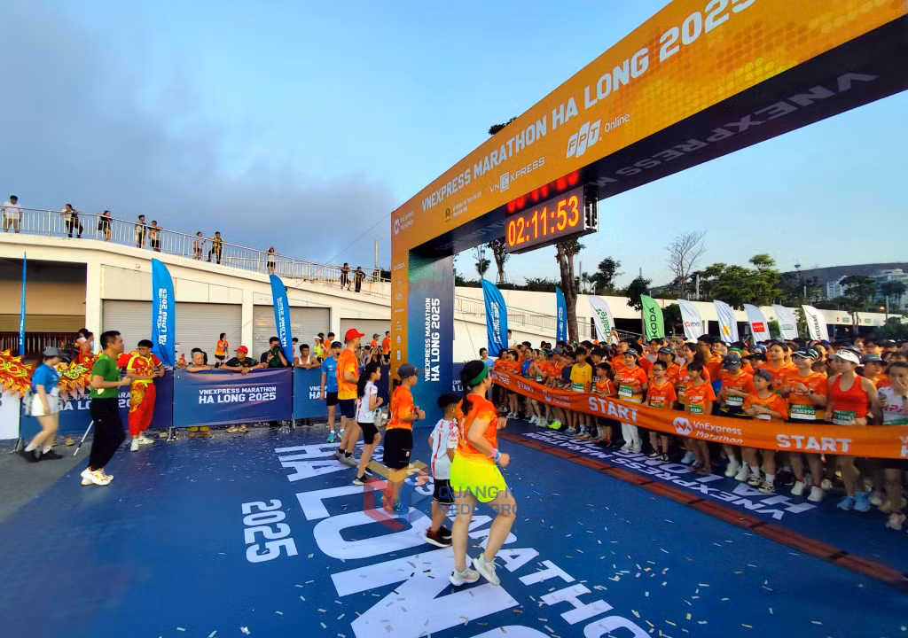 Các runner cùng các hoạt náo viên nhiệt tình khởi động theo điệu nhạc trước khi xuất phát.