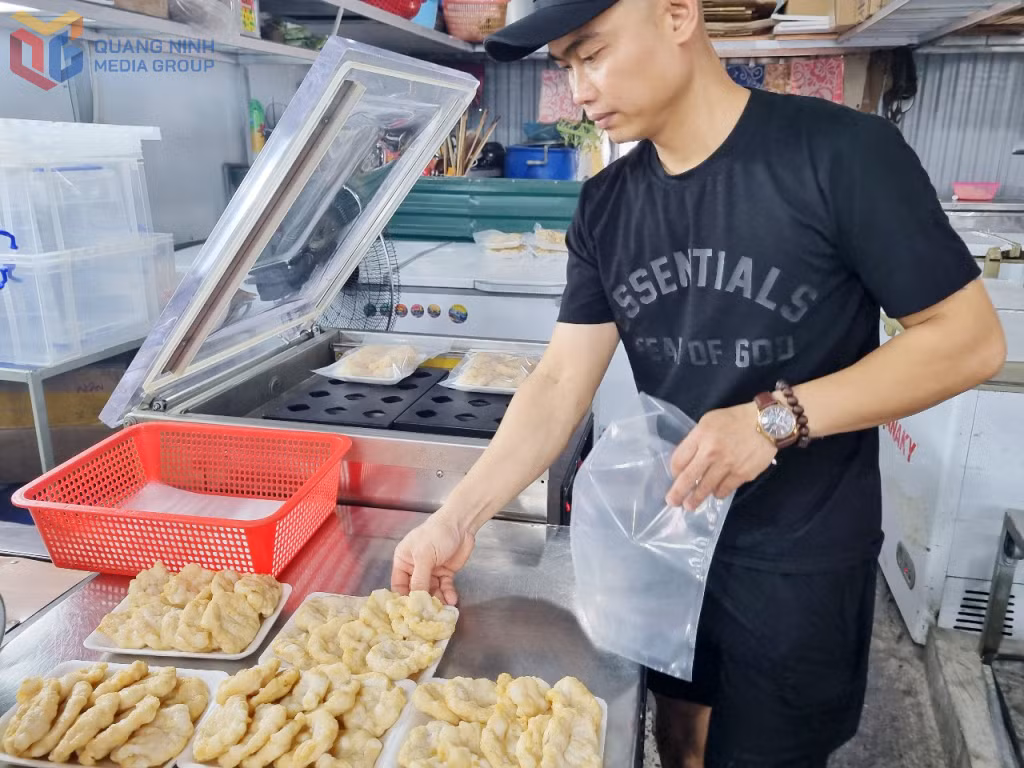 Chả mực là món ngon từ hải sản Cô Tô, được nhiều du khách yêu thích mua về làm quà cho gia đình.
