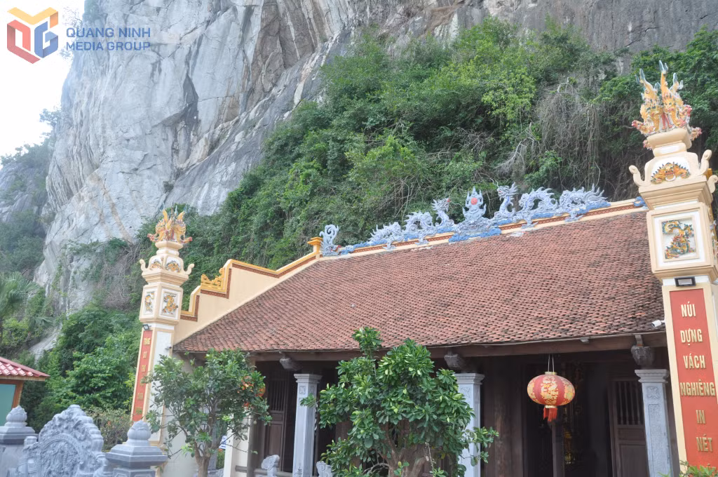 Công trình mái che các bài thơ cổ nằm nép mình dưới chân núi Bài Thơ.