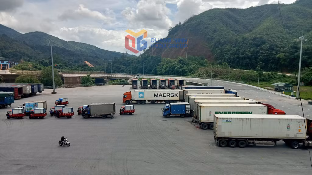 Bốc xếp hàng hoá xuất khẩu tại cửa khẩu Bắc Phong Sinh. Ảnh: Hữu Việt