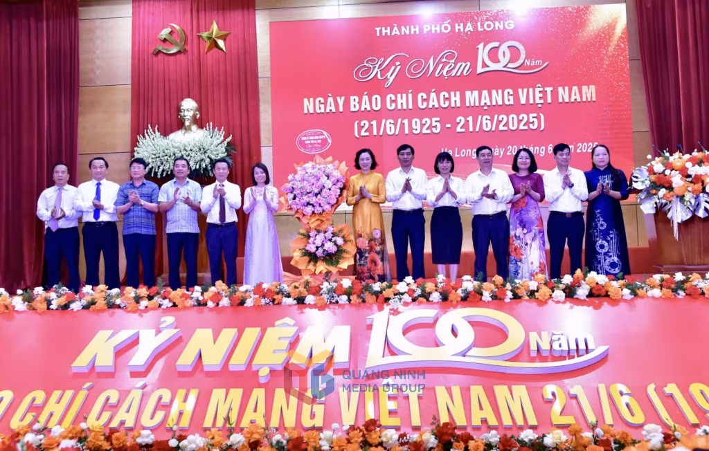 Đồng chí Vũ Thị Mai Anh, Phó Bí thư Thường trực Thành uỷ, Chủ tịch HĐND thành phố tặng hoa chúc mừng các cơ quan, đơn vị báo chí trên địa bàn tỉnh.