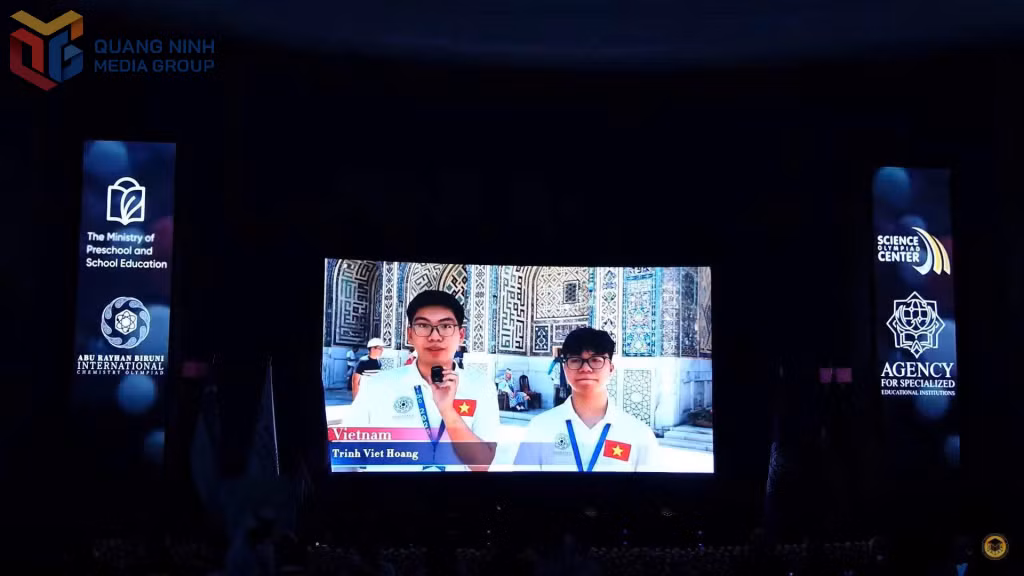 Trịnh Việt Hoàng, Trường THPT Chuyên Hạ Long (bên trái) tại Kỳ thi Olympic Hóa học quốc tế Abu Rayhan-Biruni.