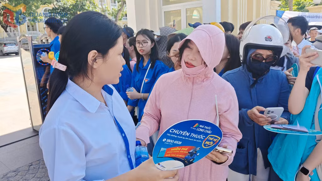 Các cô giáo, phụ huynh hỏi han thí sinh về bài thi môn Ngữ văn.