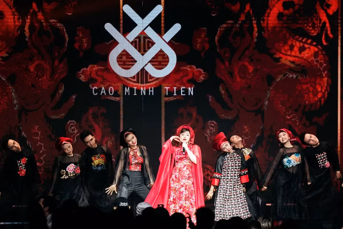 Sao mai Nguyễn Thu Hằng tái xuất trong show thời trang của Cao Minh Tiến - Ảnh 1.