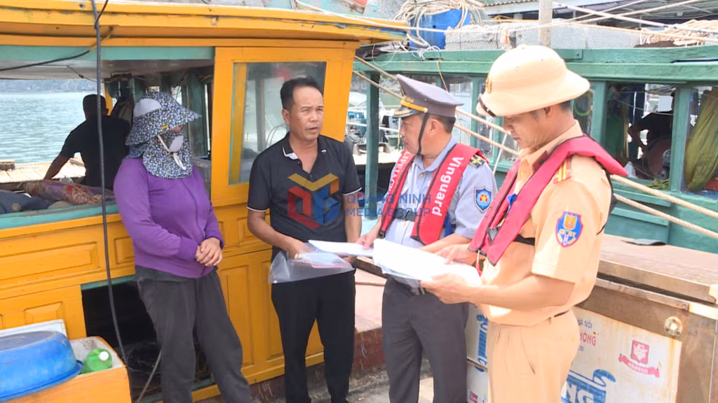 Lực lượng kiểm ngư, Cảnh sát thủy phát hiện, xử lý tàu cá sử dụng cào khung sắt để khai thác ngao lụa trong Vịnh Hạ Long.