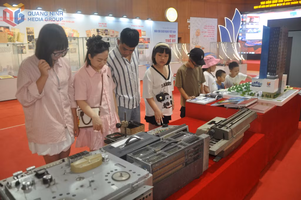 Du khách xem triển lãm tại Bảo tàng Quảng Ninh.