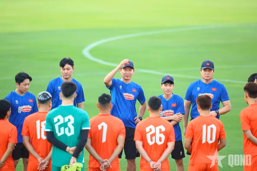 Huấn luyện viên Kim Sang-sik cùng các tuyển thủ Việt Nam chuẩn bị cho trận gặp Malaysia. Ảnh: TRÍ CÔNG