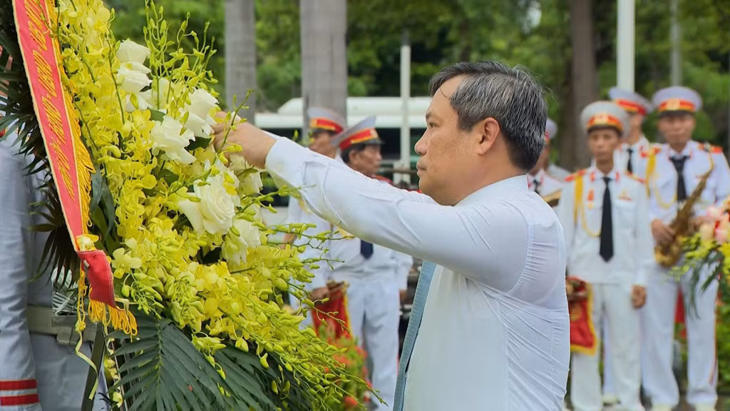 Đồng chí Vũ Đại Thắng, Ủy viên Trung ương Đảng, Bí thư Tỉnh ủy, cùng Đoàn đại biểu dâng hương tưởng niệm các Anh hùng liệt sĩ.