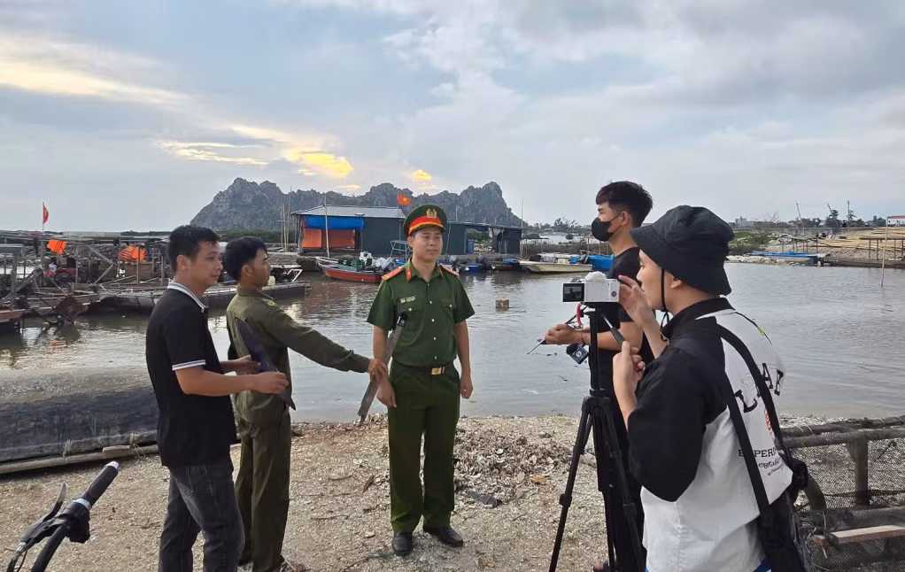 Phóng viên Quốc Xã độc lập tác nghiệp nên thường phải chủ động hướng dẫn, dựa vào chính CBCS đơn vị ghi hình hỗ trợ để hoàn thiện tác phẩm.