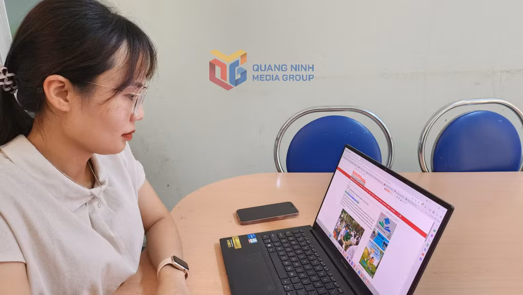 Lê Thùy Linh, Bí thư Đoàn trường THPT Vũ Văn Hiếu (TP Hạ Long) xem tin tức trên báo Quảng Ninh điện tử