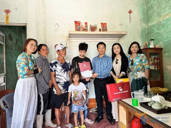 Đại diện Hội Nhà báo tỉnh Quảng Ninh trao hỗ trợ cho gia đình cháu Phạm Quang Lộc, một học sinh bị khiếm thị ở thôn Trung, xã Vĩnh Thực, TP Móng Cái.